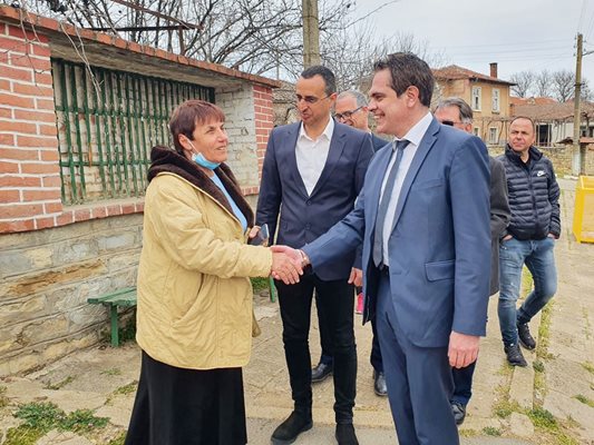 Министър Лъчезар Борисов (вдясно) се срещна с граждани от Чирпан заедно с местното ръководство на ГЕРБ в областта.

СНИМКА: ГЕРБ