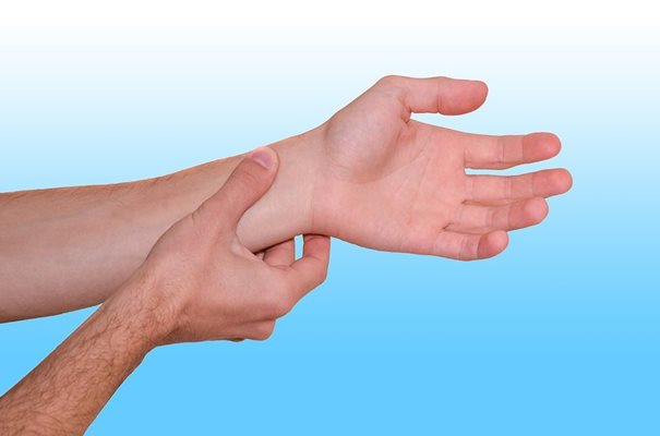 Правиллното ръчно засичане на пулса в китката се прави с показалец и безименен пръст, не с палеца, който има собствена пулсация. СНИМКА: PIXABAY