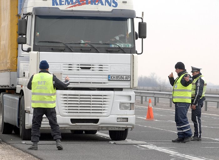 От утре до Нова година ще текат засилени проверки по пътищата за нерегламентирани превози, в които ще участват "Автомобилна администрация", МВР и НАП..