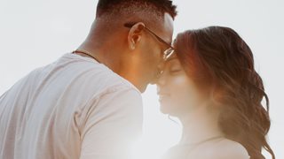 Защо мъжете се целуват по-немарливо