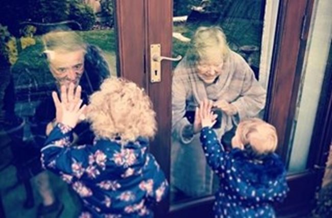 81-годишните Рей и Тереза се радват на правнучките си, които са дошли да ги видят, докато двамата са в самоизолация.