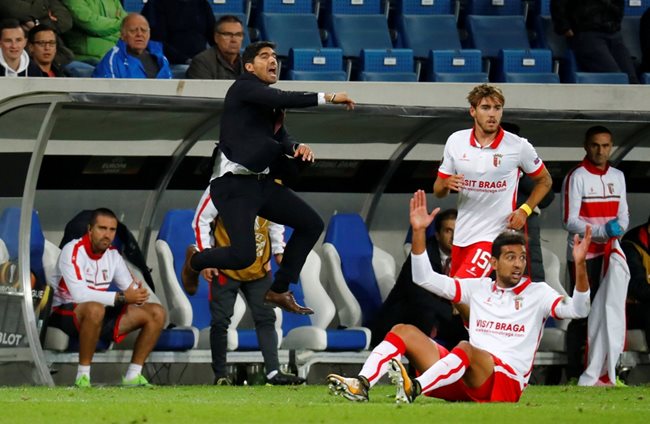 Треньорът Албер Ферейра трудно сдържа емоциите си Снимка: Ройтерс