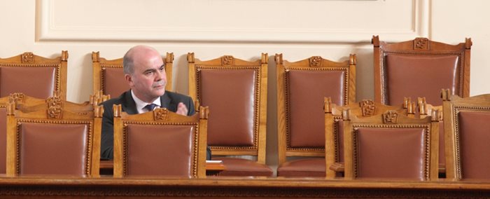 Социалният министър Бисер Петков седи в пленарната зала в очакване да се приеме окончателно бюджетът на държавното обществено осигуряване.