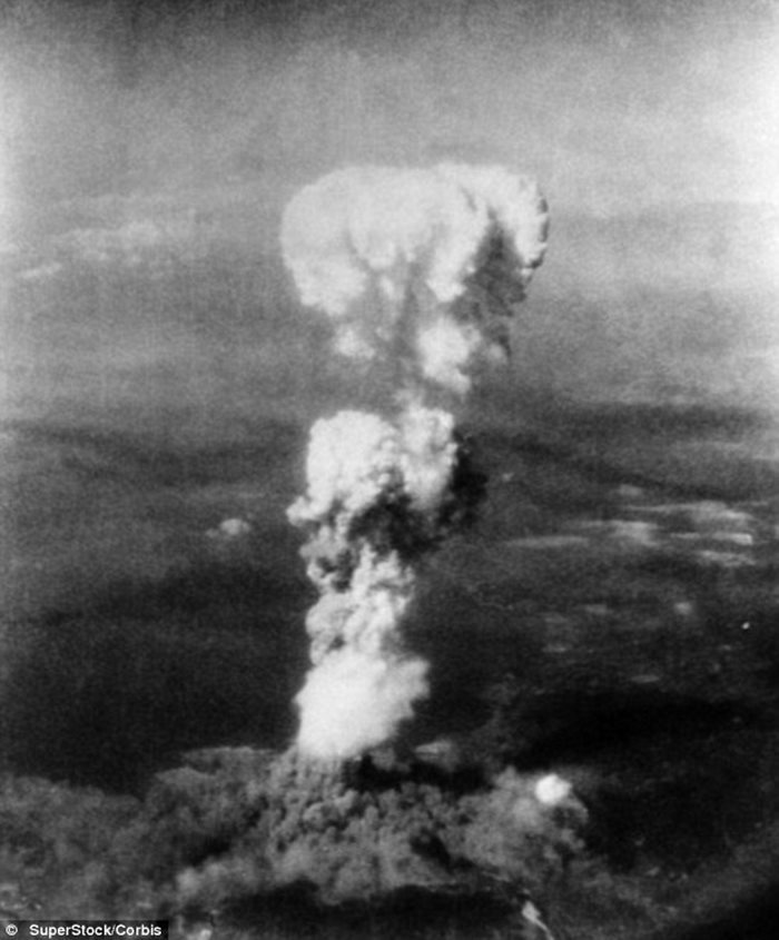 Физици създават часовника на Страшния съд през 1947 г., след като вече са хвърлени атомните бомби над Хирошима и Нагасаки.