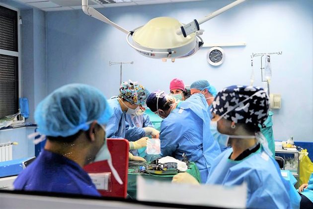 Лекари от УМБАЛ “Александровска” извършват двете бъбречни трансплантации.