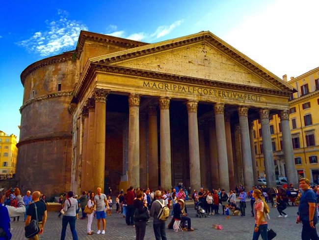 Пантеонът в Рим все още може да се види гратис. Министърът на културата обаче обмисля въвеждането на билети в бъдеще.