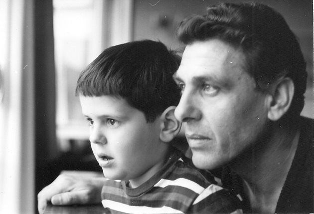Момчил Карамитев заедно с баща си Апостол Карамитев. Снимка: Фейсбук