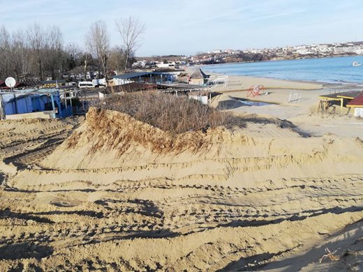 ДНСК: На плаж "Смокиня" все пак се строи