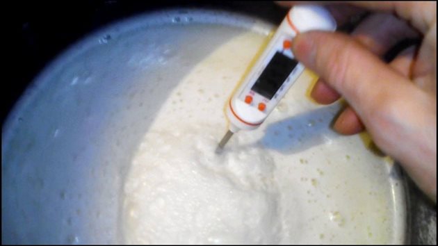 Температурата на разтворения млекозаместител при изхранване на телето трябва да бъде 38 до 40,5 градуса
Снимка: YouTube/ЛПХ Скиф