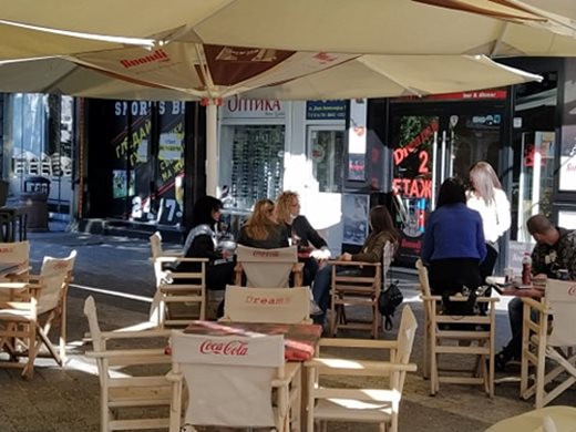 Някои вече изкараха масите и пият първо кафе на открито в Пловдив (снимки)