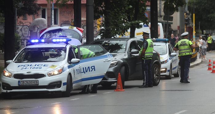 Поредна проверка на КАТ. В България превишението на позволената скорост с 20 км/ч се глобява само с 50 лв. (25 евро), докато в другите държави от Европа финансовите и други наказания са много по-сериозни. В Италия може да се стигне и до отнемане на превозното средство от държавата, ако алкохолът в кръвта на  водача е над 1,5 промила.

СНИМКА: НИКОЛАЙ ЛИТОВ