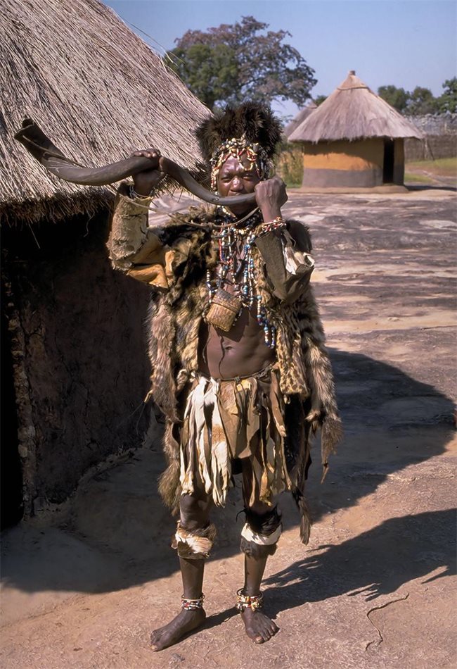 Зимбабвийски шаман, подобен на този, който наложил на животните табу върху Реставратора.