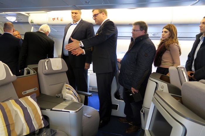 Главният прокурор Сотир Цацаров, чието хоби е авиацията, също разгледа самолета.
