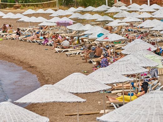 Гръцките плажове се задъхват от туристи, не достигат чадъри и шезлонги