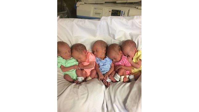 Американка роди 5 близначета за 17 минути (Снимки)