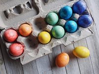 Боядисване на яйца с естествени материали
