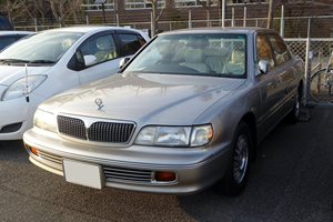 Третото поколение Mitsubishi Debonair от 1992 г. е познато в България като Hyundai  Grandeur.