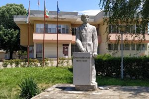 Паметникът на септемвриецът Христо Милев стои в центъра на селото.