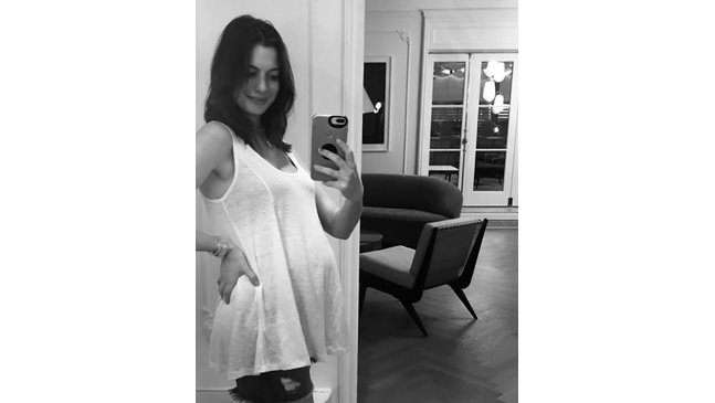 Ан Хатауей бременна, показа коремче (Снимка)