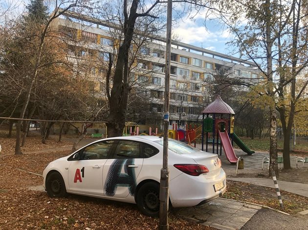 Жители на София са възмутени от паркиран служебен автомобил