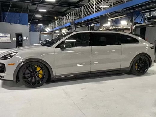 Направиха от Porsche Cayenne ван с плъзгащи врати, заради жената на основателя на фейсбук