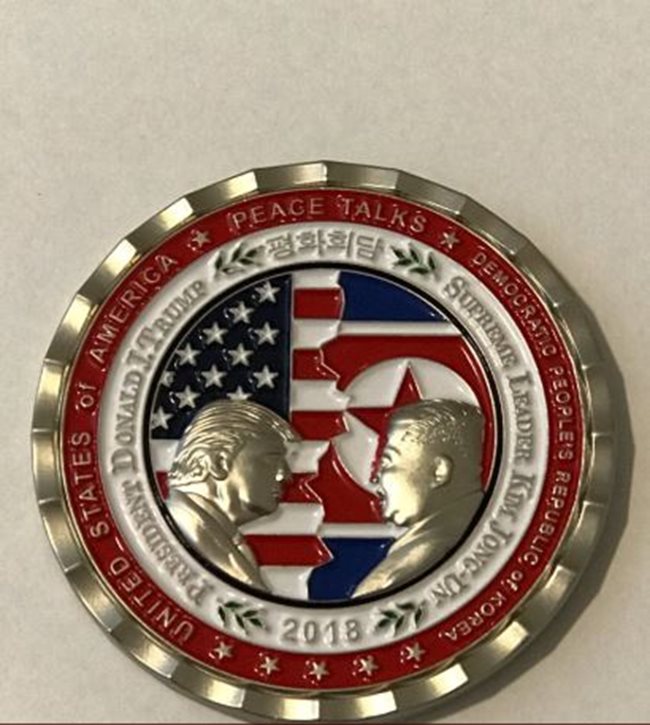 На монетите са изобразени профилите на президента на САЩ Доналд Тръмп и лидера на Северна Корея Ким Чен-ун на фона на националните знамена СНИМКИ: туитър