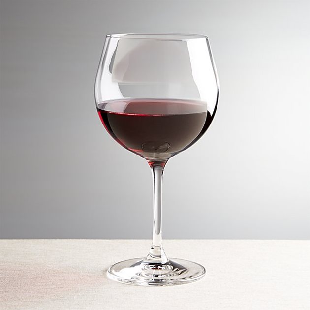 Стандартната чаша за червено вино e е "балон", може да е подобна и на лале, но малко по-висока и широка. Вината от каберне и мерло обикновено се поднасят в една от най-универсалните форми