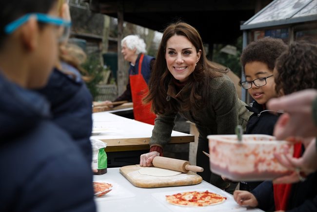 Кейт Мидълтън прави пица с ученици в "Градините на крал Хенри". Снимки: Ройтерс