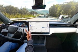 Собственикът на Tesla Илон Мъск много се гордее с автономната технология Full Self-Driving (FSD).