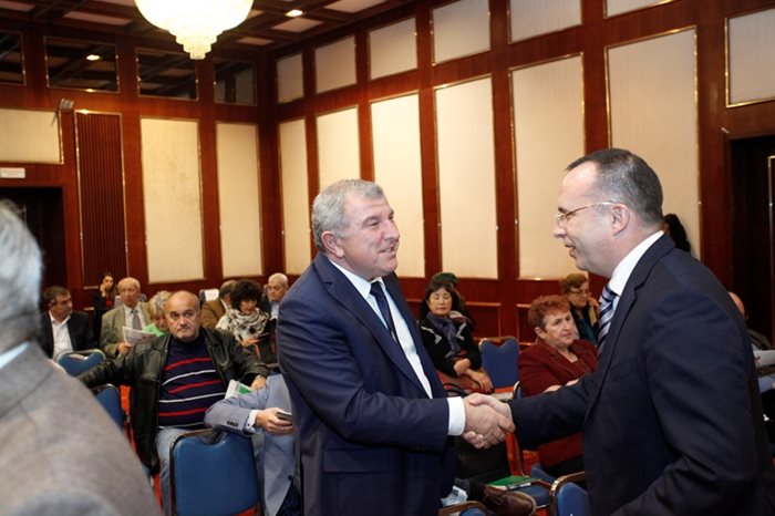 Бившит министър Димитър Греков поздравява шефа на фонд "Земеделие" Румен Порожанов.