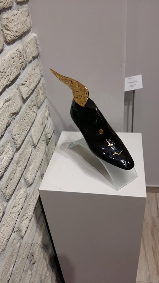 Крилатата обувка на Меркурий - една от провокаците за зрителите на изложбата.