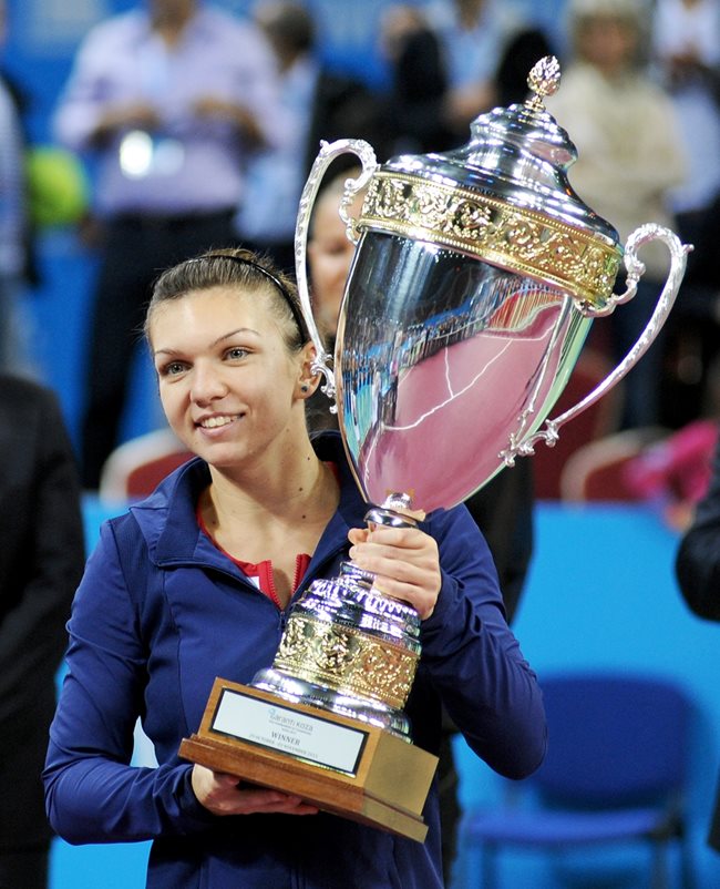 Симона едва вдига купата на турнира на шампионките в София през 2013 г.