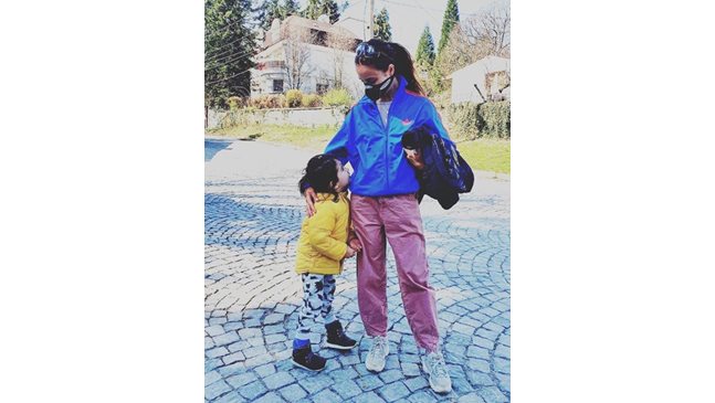 Радина Кърджилова плакала със сина си на разходка в София
