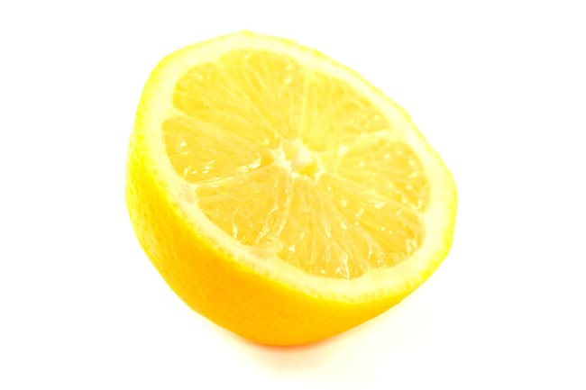 Два-три пъти дневно ноктите могат да се мажат с лимонов сок.