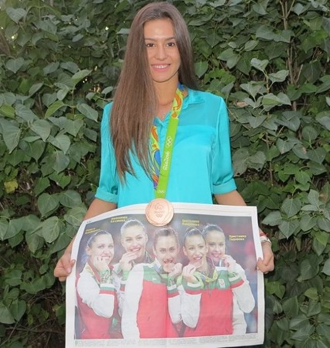 Любомира с плаката на златните момичета от ансамбъла, подарен от вестник "24 часа" на българите след успеха на грациите на олимпийските игри в Рио.