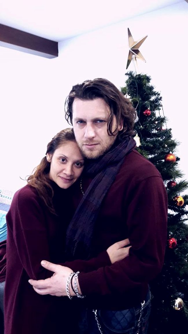 Фотото, с което двойката честити Коледа на своите приятели. Вдясно - Мариана Попова.