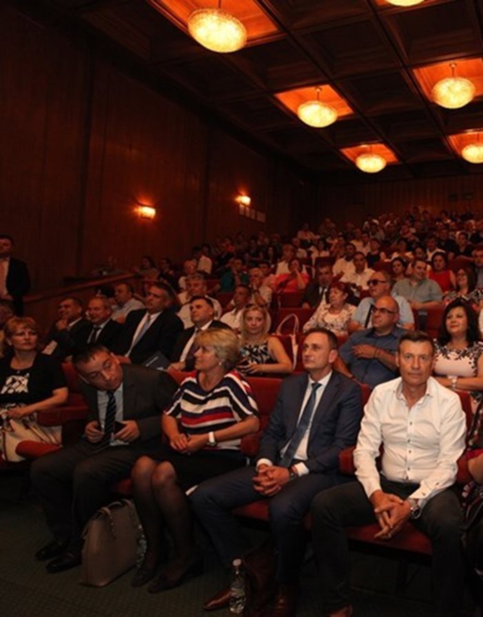 Залата бе препълнена от хора, дошли от цяла България.