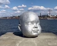 Вижте странната бебешка глава, която изникна на брега в Екатеринбург