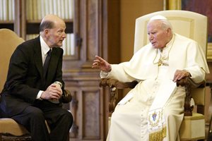 Симеон като премиер и папа Йоан Павел II в Рилския манастир през май 2002 г.