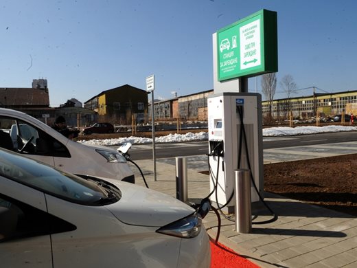 Германия спря внезапно екологичният бонус за електрически автомобили