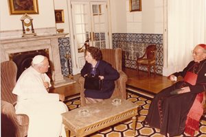 Царица Йоанна с папа Йоан Павел II в Лисабон през 1982 г.