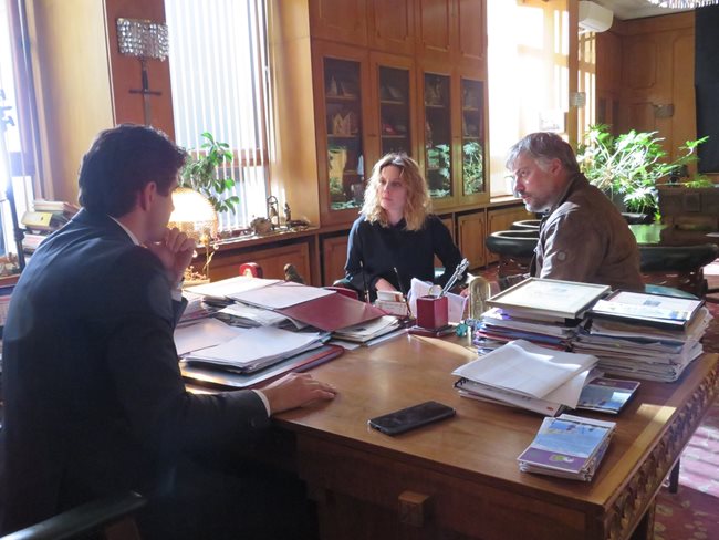 Теодора Духовникова, Владо Карамазов и Павел Иванов около автентичното бюро на кмета на Велико Търново