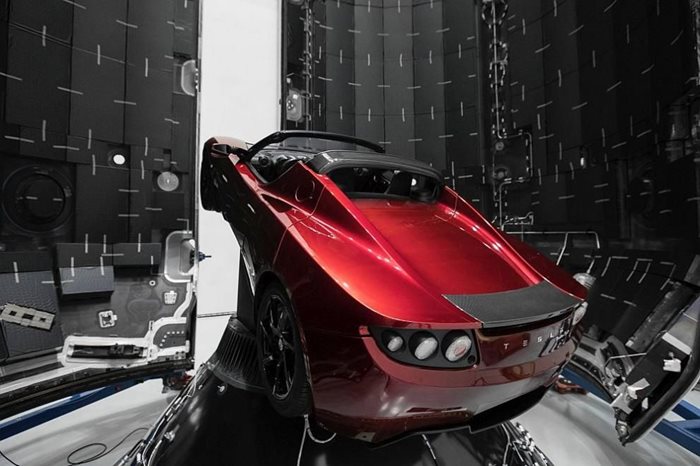 Червеният Tesla Roadster, качен на  ракетата,  малко преди да излети.