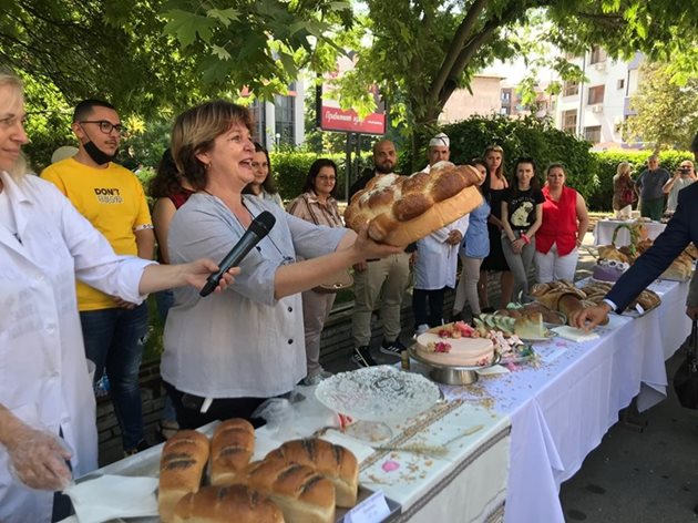 Доц. Цветана Гогова поднася пита на празника на хляба в Университета по хранителни технологии в Пловдив, който се проведе на Спасовден.