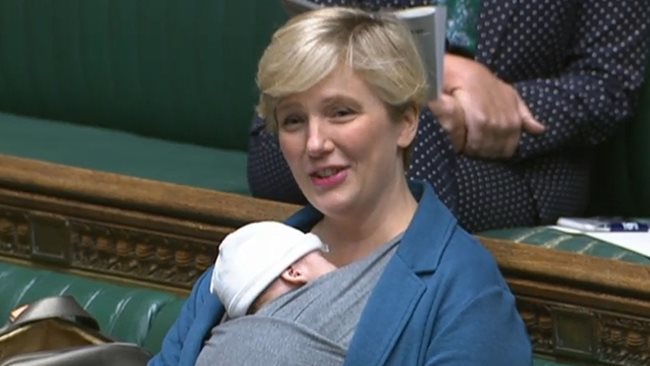 Британската депутатка Стела Крийзи носи и двете си деца в парламента в първите месеци от живота им.