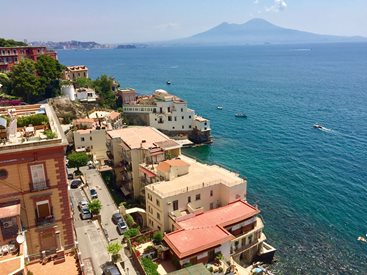 Вижте Позилипо в Неапол, откъдето се откриват най-красивите панорами към Везувий
