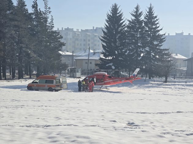 С медицинския хеликоптер транспортираха от болницата в Разлог падналия от тераса турист в Банско. СНИМКА: МБАЛ Разлог