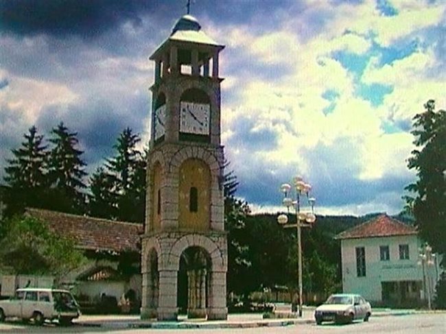 Това е часовниковата кула в моето село Чупрене. Прекрасна е! Едва ли сте я виждали, но тя е една от четирите самостоятелни часовникови кули в България, и дори работи. А на заден план се виждат училището и църквата на селото. 
Кристин Миленкова, Видин 
[kitty_krisy@abv.bg]

