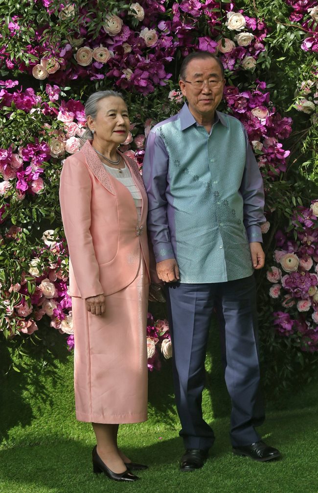 Бившият генерален секретар на ООН Бан Ки Мун със съпругата си