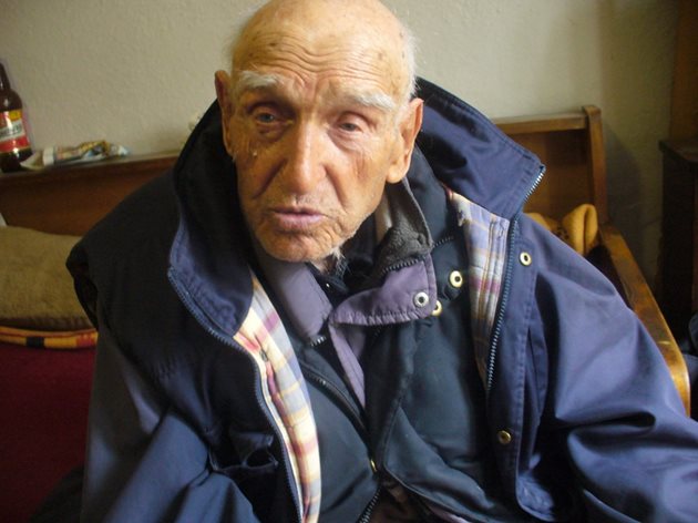 Дядо Стойчо е шивачът, ушил навремето най-много панталони в Нова Загора.